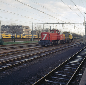 849410 Afbeelding van de diesel-electrische locomotieven nrs. 6517 en 6430 (serie 6400/6500) van N.S. Cargo op het ...